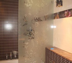 Стационарная перегородка на ванну — стекло с рисунком