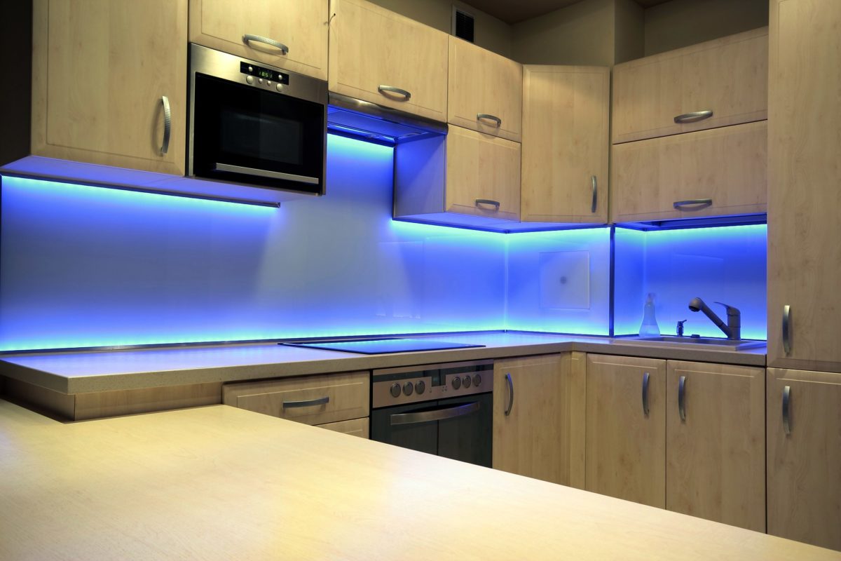 как крепить светодиодную подсветку на кухне